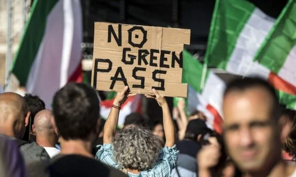 Protesta edhe në Itali e Qipro, mijëra njerëz kundërshtojnë pasaportat e vaksinimit