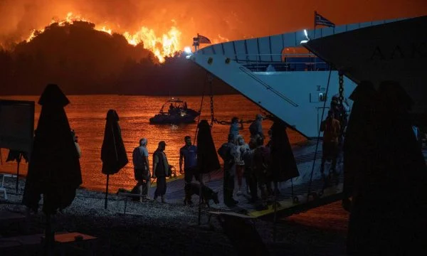 “Jemi vetëm, fundi ynë po afrohet”, katastrofë në Greqi, tragetet evakuojnë mijëra njerëz