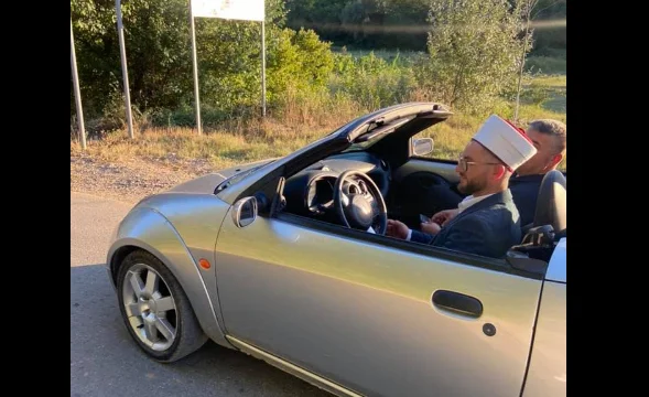 Hoxha nga Maqedonia merr dhuratë një veturë luksoze: Kënaqësi kur të respekton xhemati