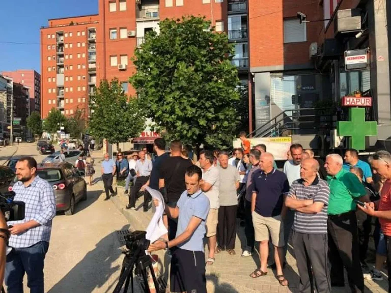 Bewohner von “Muharrem Fyza” Protest Dienstag vor der Gemeinde Pristina