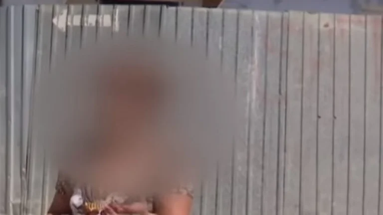 C'est vrai. L'homme brûle sa femme avec des cigarettes