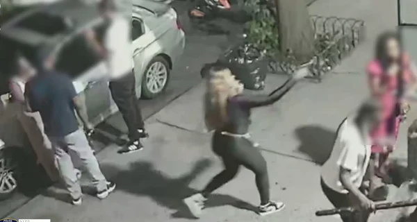 Le immagini dell'omicidio sono pubblicate, la donna spara alla donna in testa e lascia come se nulla fosse accaduto.