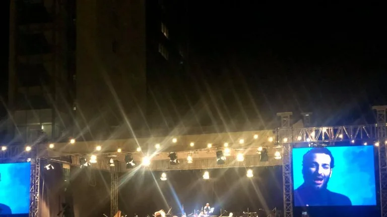 Rame Lahaj lascia il suo concerto a metà piazza. Sua madre e' morta oggi.