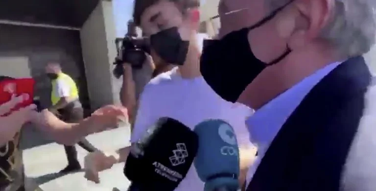 Perez torna a Madrid, ignorando tutti i giornalisti tranne uno che gli ha dato un bacio