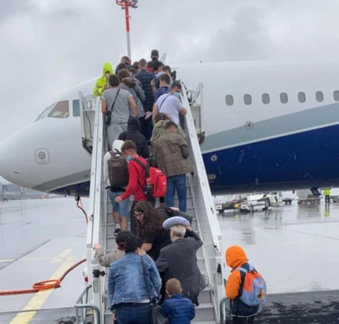 Les voyageurs de la ligne Helsinki-Pristina attendent 17 heures à l'aéroport, la compagnie blâme le péage dans “Adem Jashari”