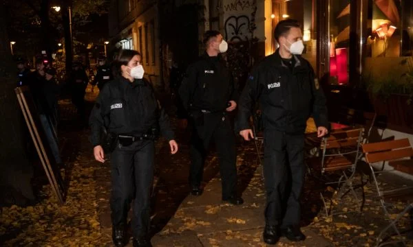 Brüder töten ihre Schwester in Berlin und begraben sie im Hinterhof