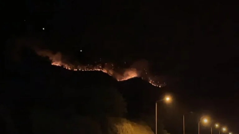 Feu sur le mont Kalimash, flammes s'approchant de la voie de la nation