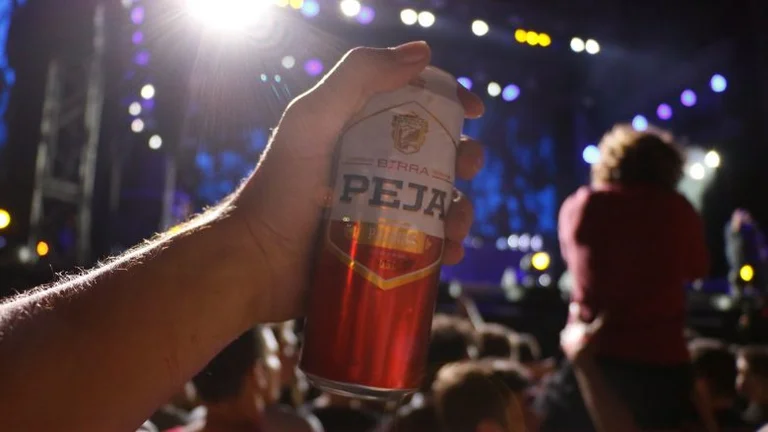 “Birra Peja” annonce son retrait du Festival de la bière à Korca en raison de la présence de Bregovic