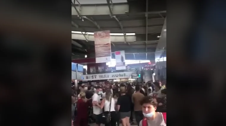 Tollov am Flughafen, spricht von “Adem Jashari”