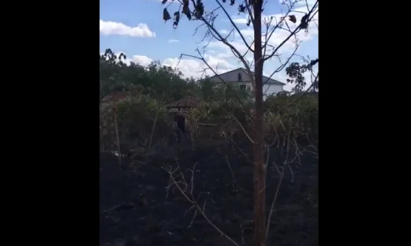 Feuerwehrleute retten das Haus von Feuer nach Beka Berisha