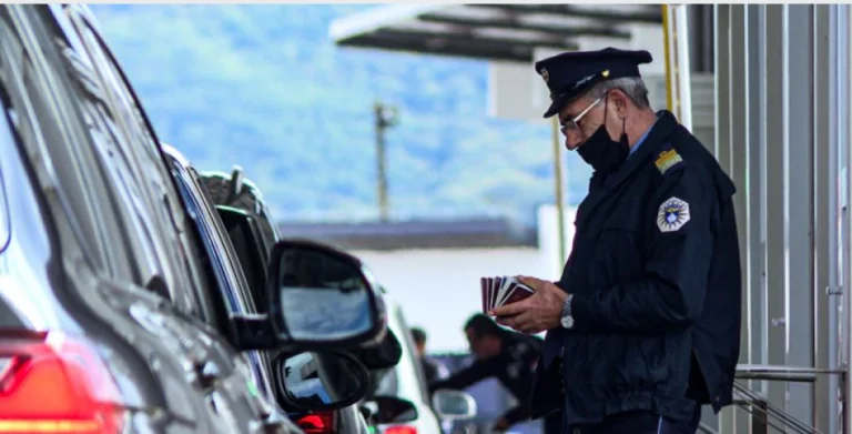 <x0) Albania's citizen tried to give 10 euros to Kosovo border is arrested