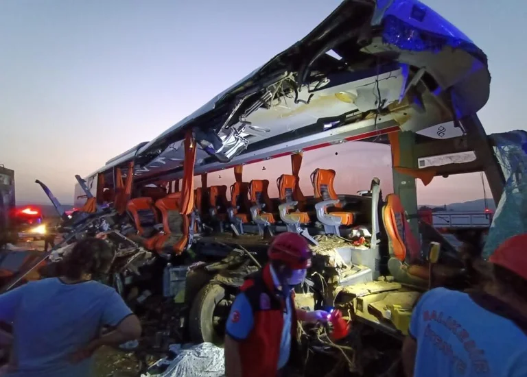 Autobús chocó contra el camión: 9 víctimas, 30 heridos en Turquía