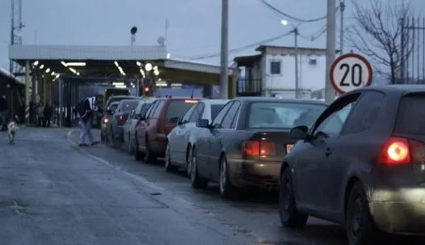 Kolona deri në 500 metra, sa po presin mërgimtarët për të hyrë në Kosovë