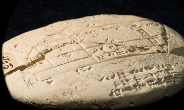 Le mathématicien australien découvre la géométrie appliquée sur la plaque de 3700 ans :