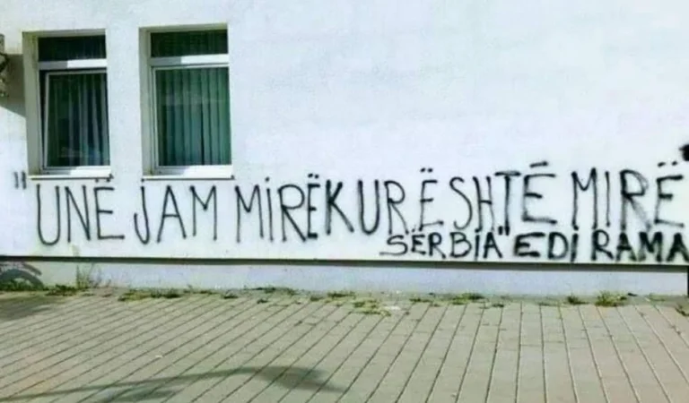 “Je suis bon quand c'est une bonne Serbie” ) slogans contre Eddie Rama au Kosovo