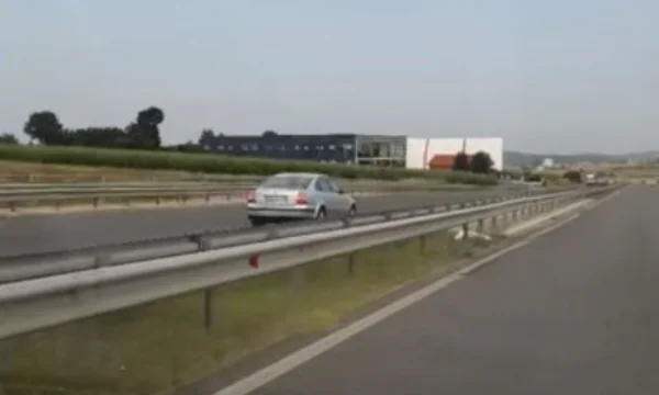 Il leader dell'automobile guida sul lato opposto a Pristina magistrate - Cinque.