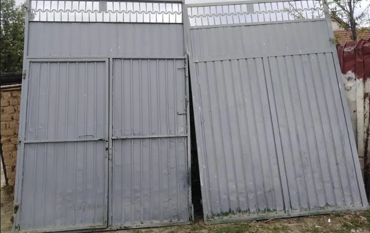 Ein Kind in Gjilan ist schwer verletzt, angeblich in Metalltüren gefangen