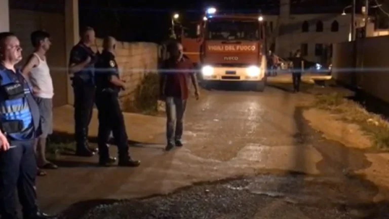 Großes Feuer in einer Shkodra Nachbarschaft in der Nähe von Residenzen