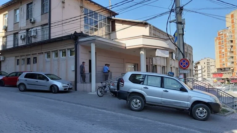 La voiture frappe la moto en face du commissariat de Pec
