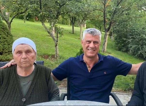 Hashim Thaci von Den Haag ruft Mutter am Telefon für ihren Geburtstag an (FOTO)