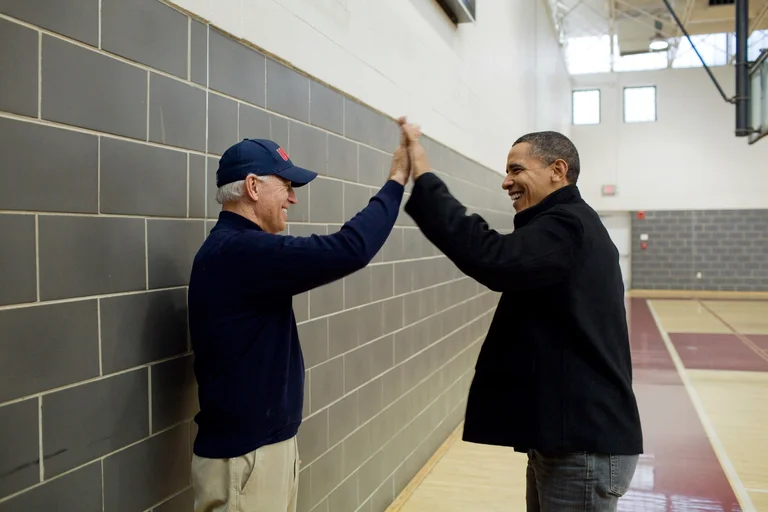 Biden desea a Obama por su cumpleaños: ¡El orgullo que te llamo hermano!