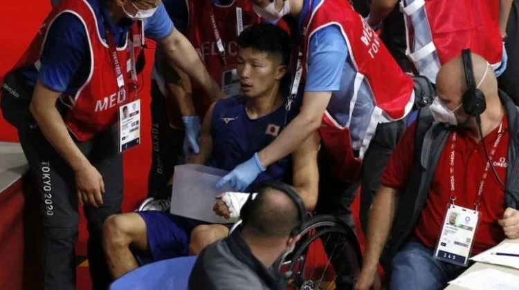 Scandalous: Japanese boxer cannot stand but judges announce winner in Tokyo 2020