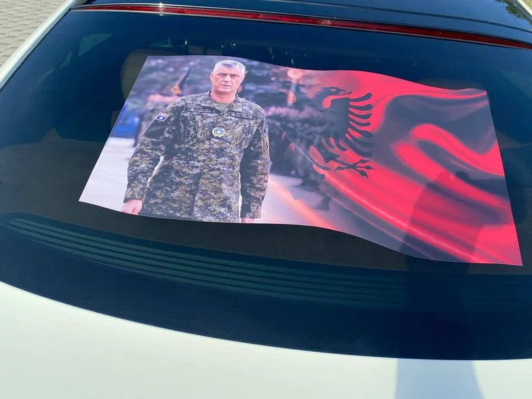 Deutsches Exil kommt in Kosovo mit Hashim Thaci Foto im Auto