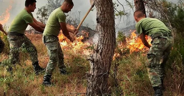 Soldado albanés se desmaya en batalla con llamas, su condición es grave