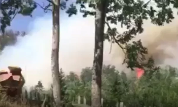 störende Ansicht: Feuer in der Nähe von Häusern in Rugova