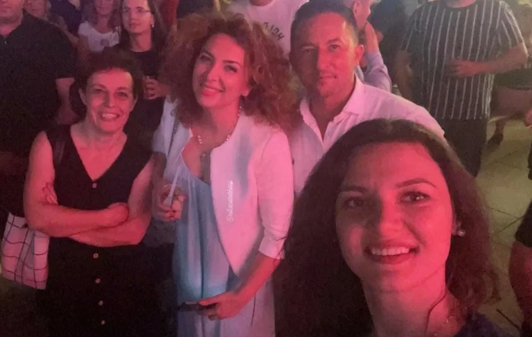 Albena Resiti erscheint am Abend mit Kurti Ministern und Vetevendosje MP
