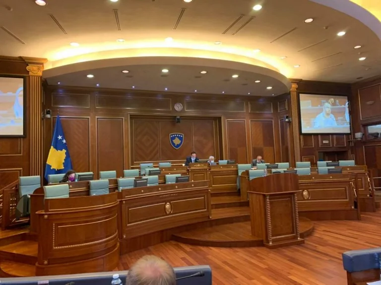 Ganimetie Musliu pubblica una foto dal Parlamento: il Kosovo è stato senza governo