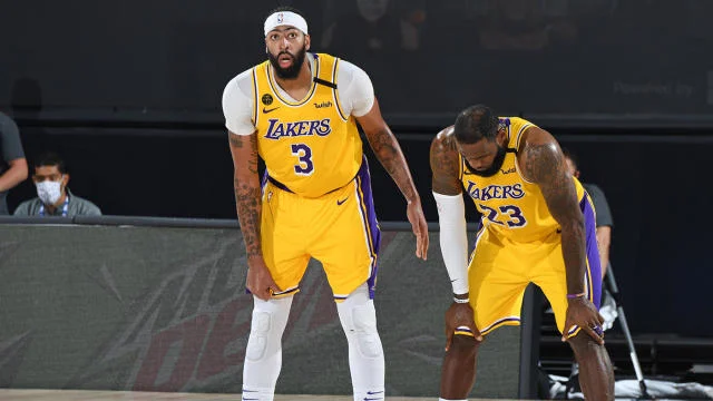 Total turno de noche, Lakers firma con cuatro jugadores
