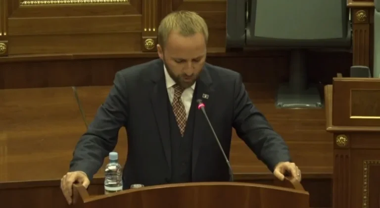 Tahiri: Kurt agit comme un porte-parole de certains processus administratifs.