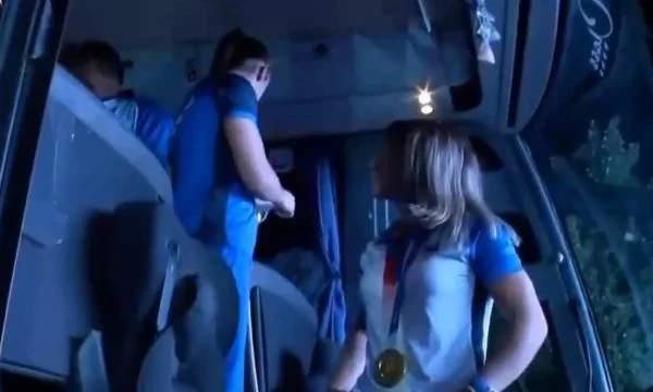 Olympiasieger steigen in Pristina, außergewöhnliche Atmosphäre