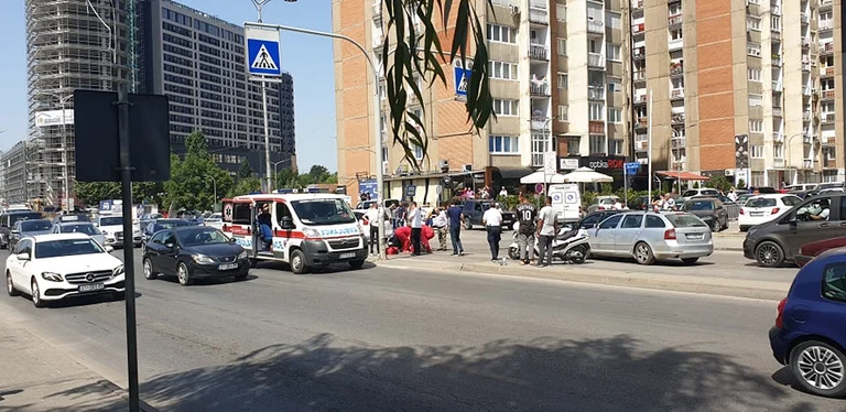 Marches en voiture sur pied zèbre à Pristina