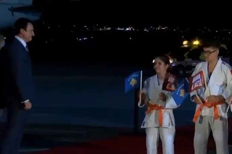 Il primo ministro Albin Kurti ospita chip d'oro del Kosovo