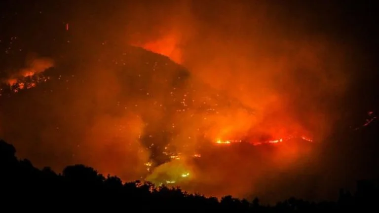 Scary view in Turkey: Der Himmel wird rot von den Flammen