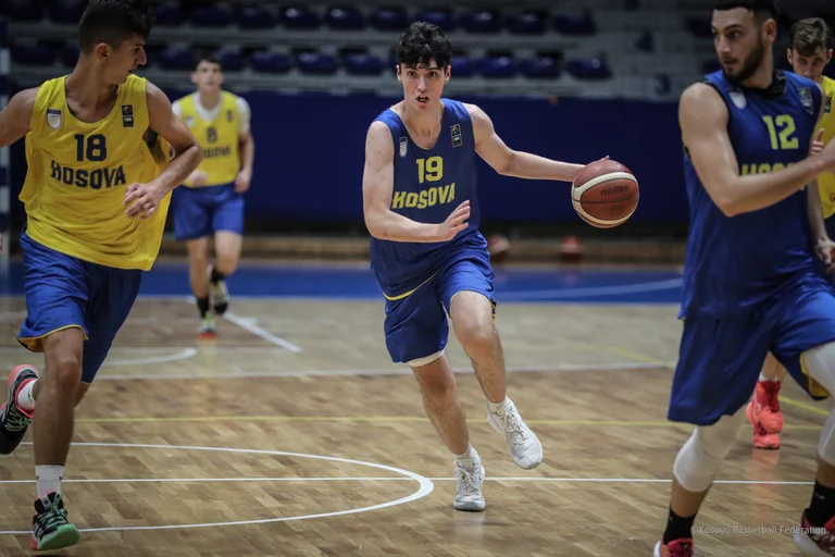 Kosovo U18 impara la linea temporale