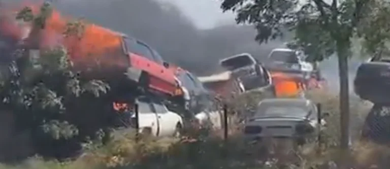 Es passiert: Zehn Autos sind im Feuer in der Gjakova-Prizren Magistrate