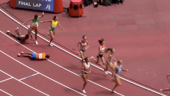 Incredibile. L'atleta è caduto e rimasto ultimo, ma ha vinto l'oro ai Giochi Olimpici