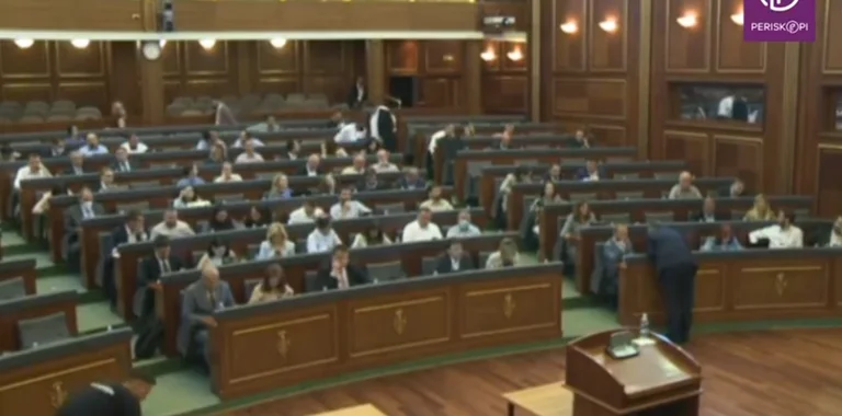 Rimozione della linea diurna, LDK e AAK deputati emettono Sala di assemblaggio