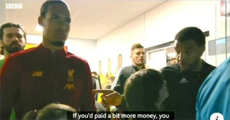 Virgil van Dijk versuchte sein ganzes Lächeln nach dem Witz des Gegners im Tunnel zu halten