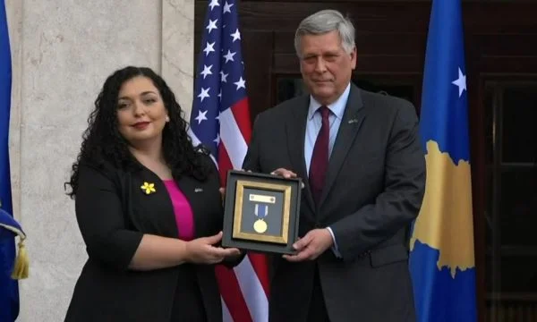 US-Botschafter im Kosovo akzeptiert Medaille für Beau Biden