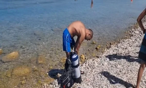 Tre subacquei dal Kosovo alla ricerca dell'aereo della seconda guerra mondiale al Lago di Pogradec