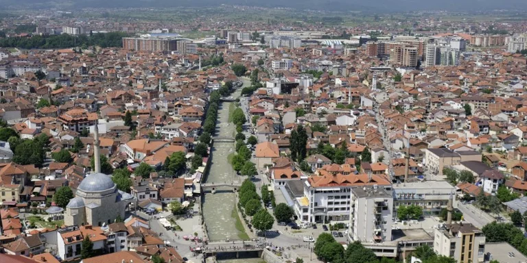 Las raíces del roble duelen a tres personas en Prizren