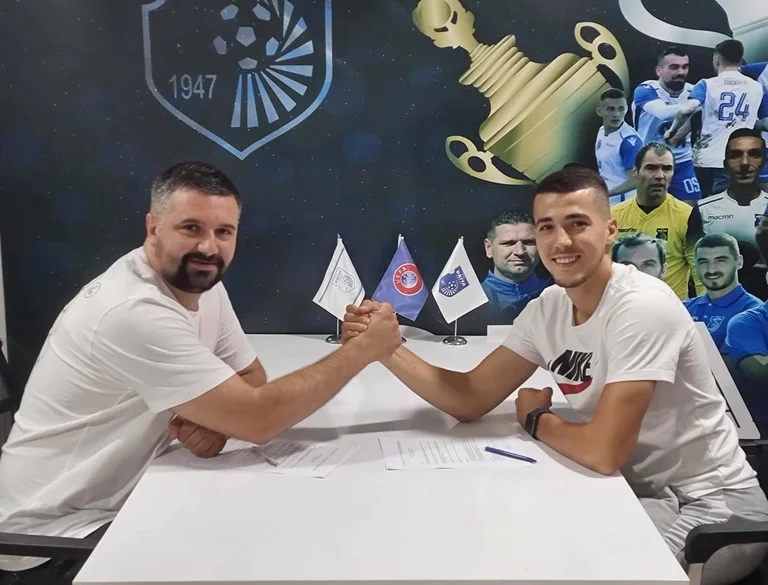Oficial: Transmisiones de luz ex jugador de Leela
