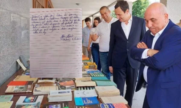 Kurt escribe en el cuaderno después de visitar el viejo libro Panari