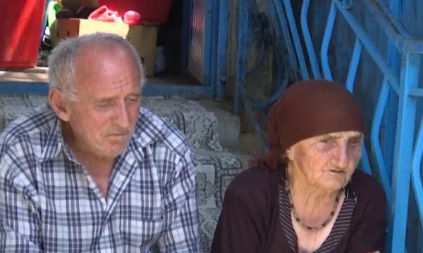 “Për këtë punë mos u dok më këtu”, “Kam kajt si fëmija” – Çifti i vetmuar tash e pesë ditë s’kanë rrymë