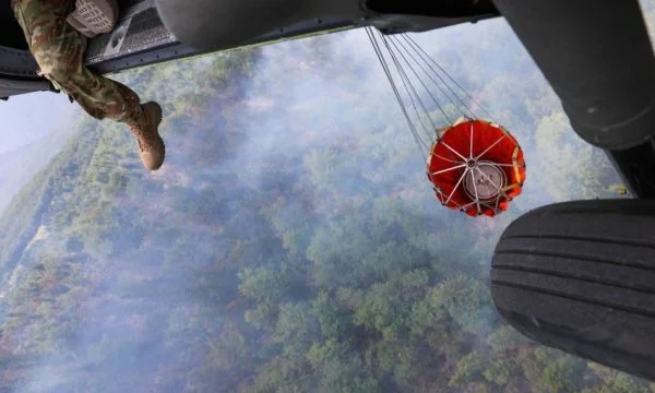 KFOR kommt zur Hilfe von KSF durch Hubschrauber zum Löschfeuer in Pec