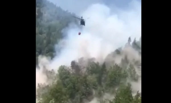 Hubschrauberansicht hilft, die Berge in Rugova zu löschen